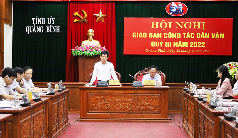 Đồng chí Trưởng ban Dân vận Tỉnh ủy Lê Văn Bảo phát biểu tại hội nghị.