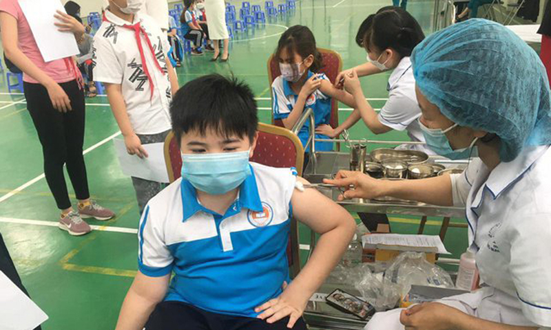 Bộ Y tế có trách nhiệm tiếp tục bảo đảm cung ứng phân bổ đầy đủ, kịp thời vaccine phòng COVID-19 theo nhu cầu của địa phương, không để thiếu vaccine - Ảnh: VGP/HM