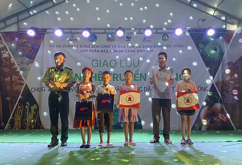 Trao thưởng cho khán giả có câu trả lời đúng trong phần thi đố vui có thưởng về chủ đề về bảo vệ rừng, bảo tồn động vật hoang dã và bảo vệ môi trường sống