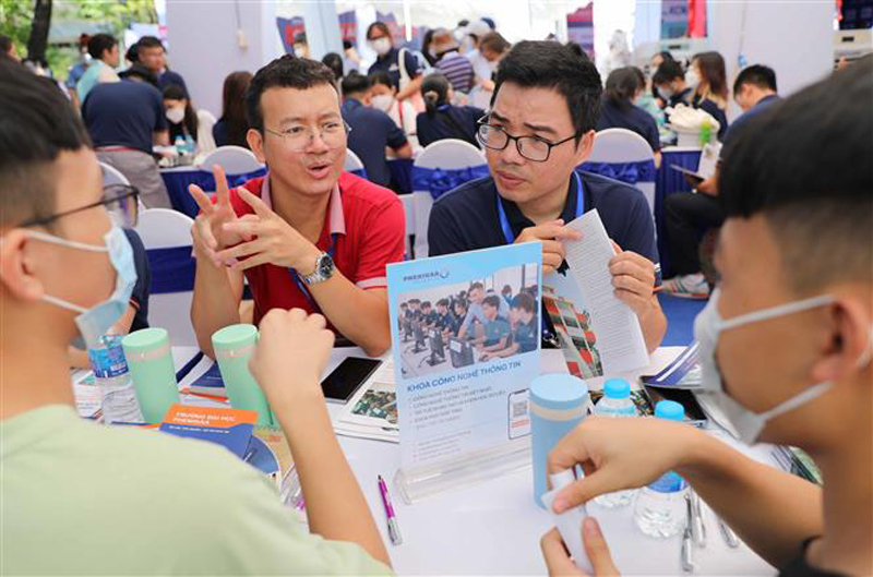 Thí sinh cần chuẩn bị các giấy tờ cần thiết để đảm bảo việc nhập học suôn sẻ. Ảnh: Thanh Tùng/TTXVN.