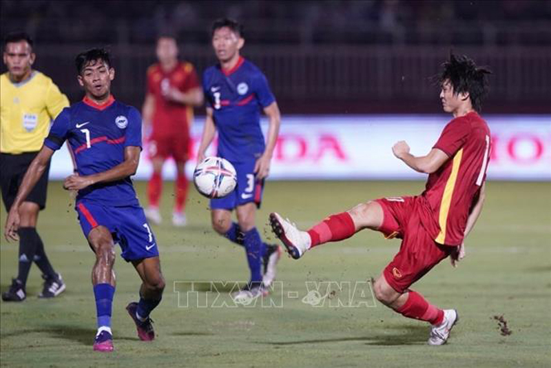 Pha tranh bóng giữa cầu thủ hai đội. Ảnh: Thanh Vũ/TTXVN