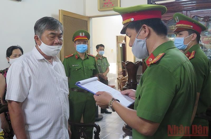  Ngày 4/6/2021, Công an đang khám xét nơi ở và thực hiện lệnh tạm giam ông Nguyễn Chí Hiến, nguyên Phó Chủ tịch Thường trực Ủy ban nhân dân tỉnh Phú Yên.