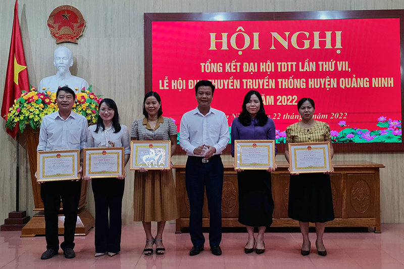 Lãnh đạo huyện Quảng Ninh trao giấy khen cho các cá nhân có thành tích trong công tác tổ chức Đại hội TDTT và lễ hội đua thuyền truyền thống huyện Quảng Ninh năm 2022.