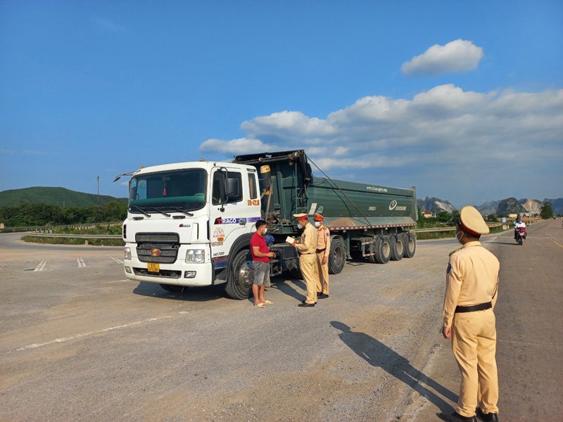 Lực lượng CSGT  kiểm tra các loại giấy tờ phương tiện đường bộ.