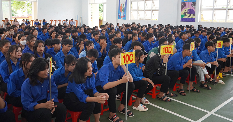 Các đoàn viên, học sinh Trường PTDT Nội trú tỉnh tham gia diễn đàn.