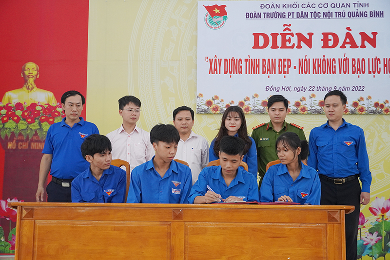 Các chi đoàn thuộc Đoàn trường PTDT Nội trú tỉnh ký cam kết thực hiện các quy định về an ninh, trật tự trường học và phòng, chống bạo lực học đường.