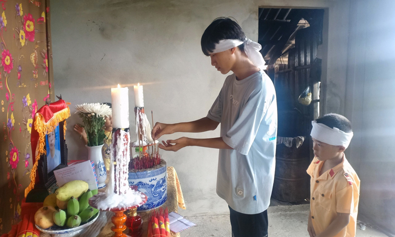 Mất mẹ là mất mát quá lớn đối với hai anh em Dương.