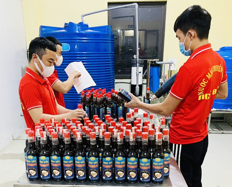  Nước mắm Ngọc Biển (xã Thanh Trạch, Bố Trạch), sản phẩm OCOP được nhiều khách hàng ưa chuộng, tin dùng.