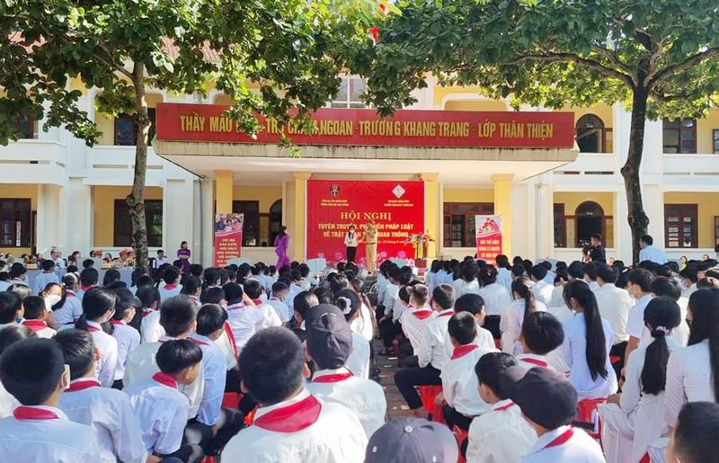 Cán bộ Phòng CSGT tuyên truyền, PBGDPL về  bảo đảm TTATGT cho học sinh Trường THCS và THPT Trung Hóa.