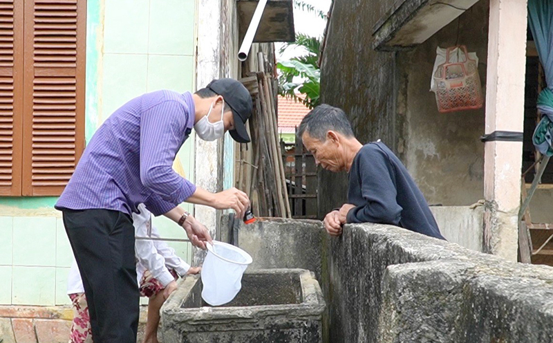 Cán bộ y tế hướng dẫn cho người dân diệt loăng quăng, không để muỗi phát triển gây bệnh SXH.