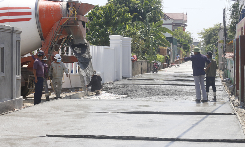Chủ trương đúng đắn của xã Bắc Trạch (Bố Trạch) đã huy động sức dân chỉnh trang, mở rộng đường giao thông nông thôn.