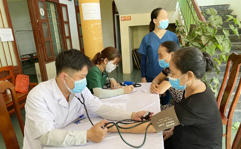 Đội ngũ y bác sĩ của Bệnh viện đa khoa Hoàn Mỹ khám tầm soát cao huyết áp và đái tháo đường cho người lớn tuổi.