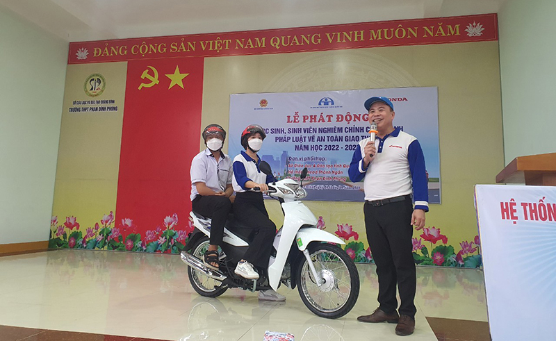 HS được hướng dẫn kỹ năng lái xe an toàn
