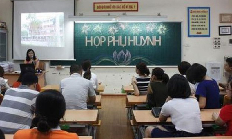 Tại buổi họp phụ huynh đầu năm học, thay vì trao đổi về cách thức giáo dục, các vấn đề liên quan đến con trẻ thì chuyện thu tiền chiếm thời lượng không nhỏ.