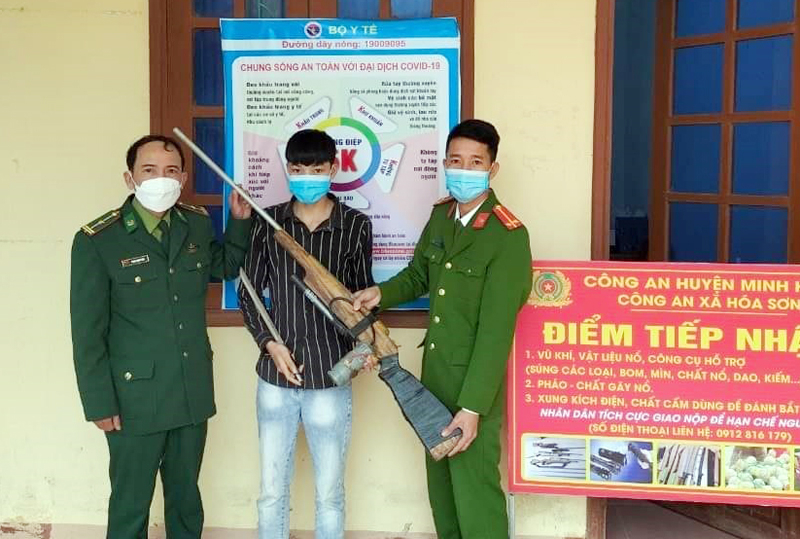 Người dân tự nguyện giao nộp vũ khí tự chế.