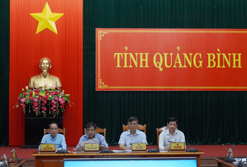 Đồng chí Chủ tịch UBND tỉnh Trần Thắng và các đồng chí Phó Chủ tịch UBND tỉnh dự hội nghị tại điểm cầu Quảng Bình.