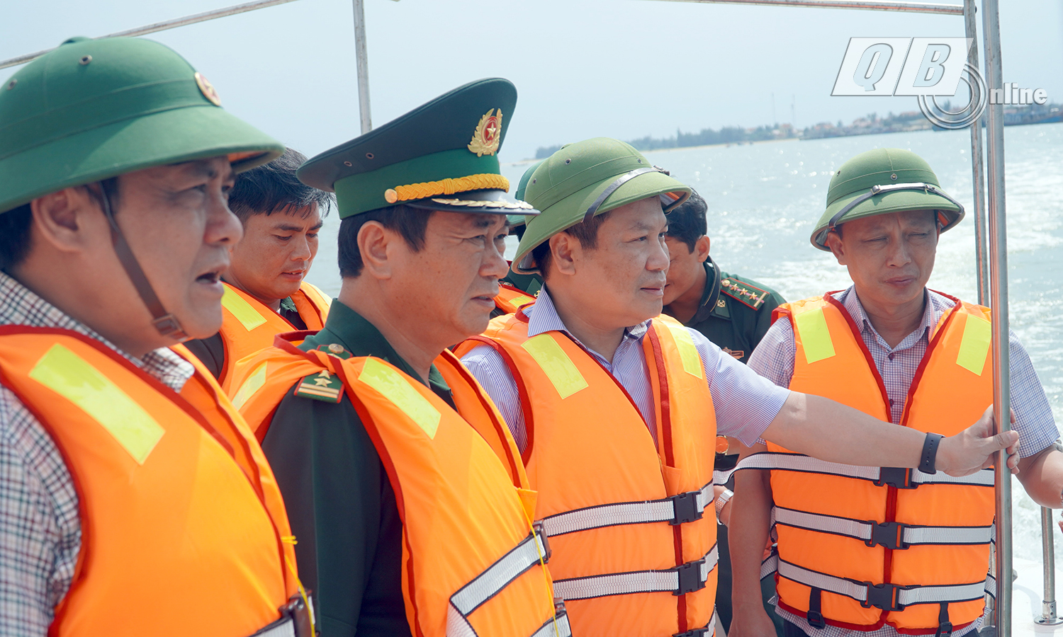 Đồng chí Bi thư Tỉnh ủy Vũ Đại Thắng kiểm tra tại khu neo đậu tránh trú bão Cửa Gianh
