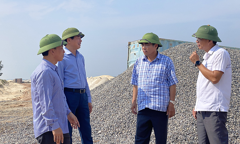 Đồng chí Phó Chủ tịch Thường trực UBND tỉnh Đoàn Ngọc Lâm kiểm tra công tác chuẩn bị ứng phó bão số 4 tại kè biển Quang Phú (TP. Đồng Hới).