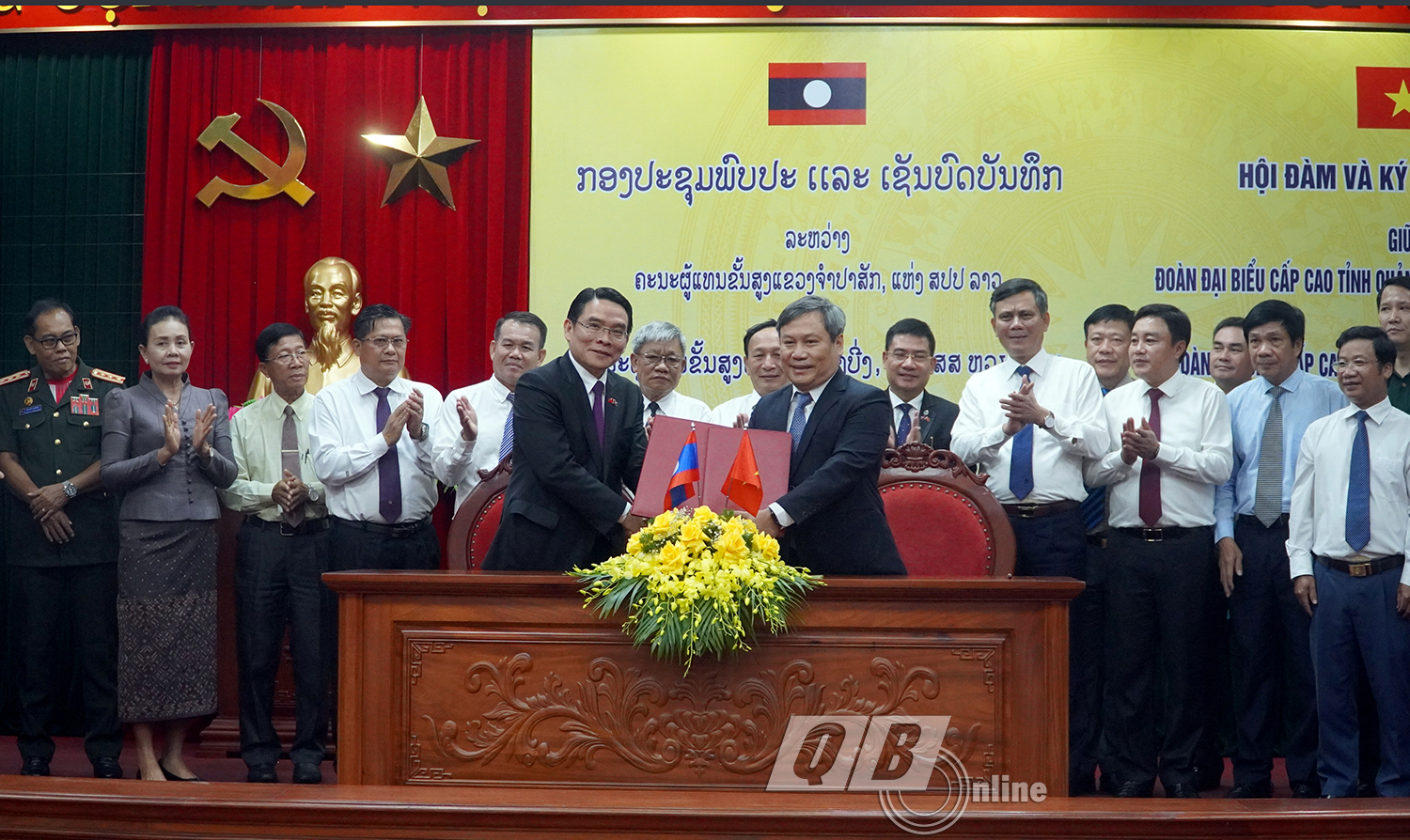 Đồng chí Bí thư Tỉnh ủy Quảng Bình Vũ Đại Thắng và đồng chí Bí thư Tỉnh ủy, Tỉnh trưởng Chăm-pa-sắc Vị-lay-vông Bút-đa-khăm ký biên bản hợp tác