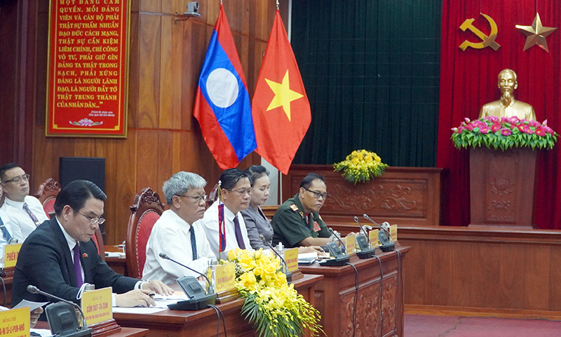 ác thành viên đoàn đại biểu cấp cao tỉnh Chăn-pa-sắc tham dự hội đàm