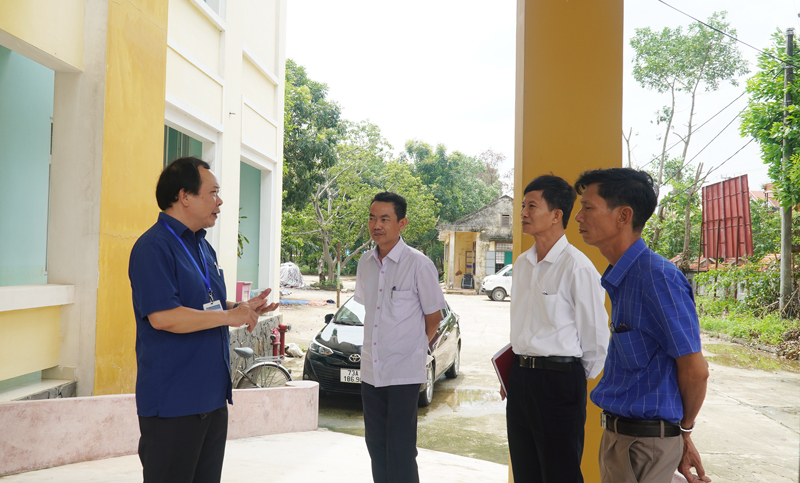 Phó Giám đốc Sở Y tế yêu cầu Bệnh viện đa khoa Lệ Thủy phải chủ động phương án di dời máy móc, trang thiết bị y tế, xe cấp cứu lên nơi cao ráo không bị ngập lụt để chủ động khám chữa bệnh cho nhân dân trong mưa lũ.