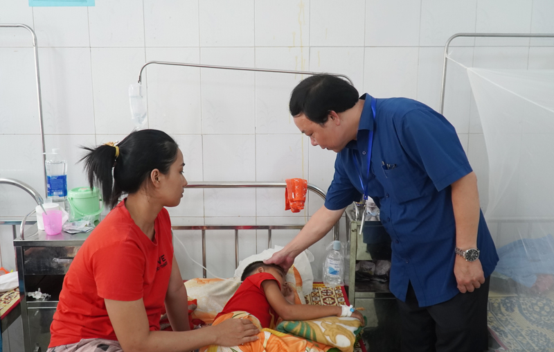 Bác sĩ Đinh Viễn Anh thăm hỏi, động viên các bệnh nhi đang điều trị tại Bệnh viện đa khoa Lệ Thủy.