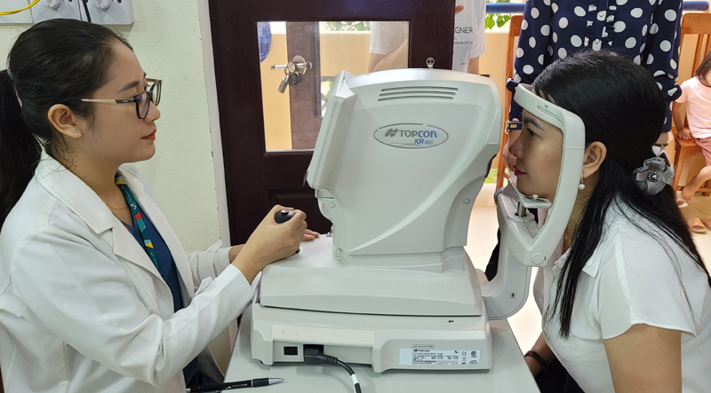 Khám mắt cho học sinh