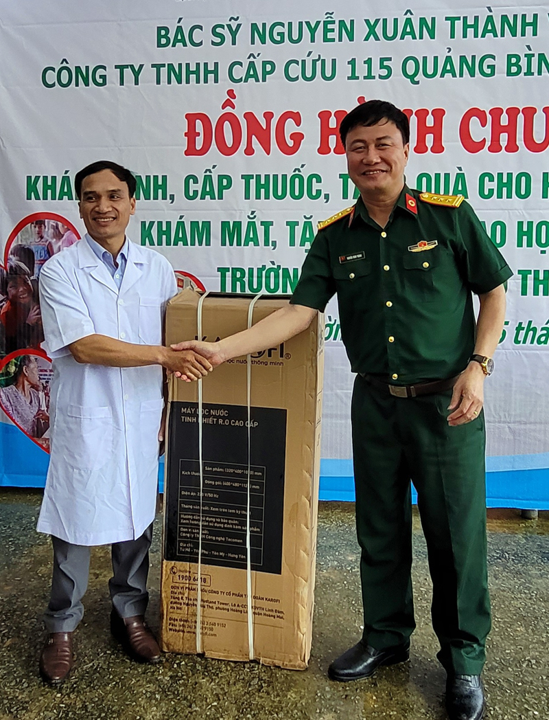 Trao máy lọc nước cho Trạm y tế xã Trường Sơn