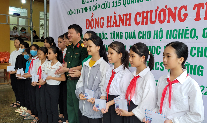 Trao học bổng cho các cháu học sinh nghèo vượt khó học giỏi