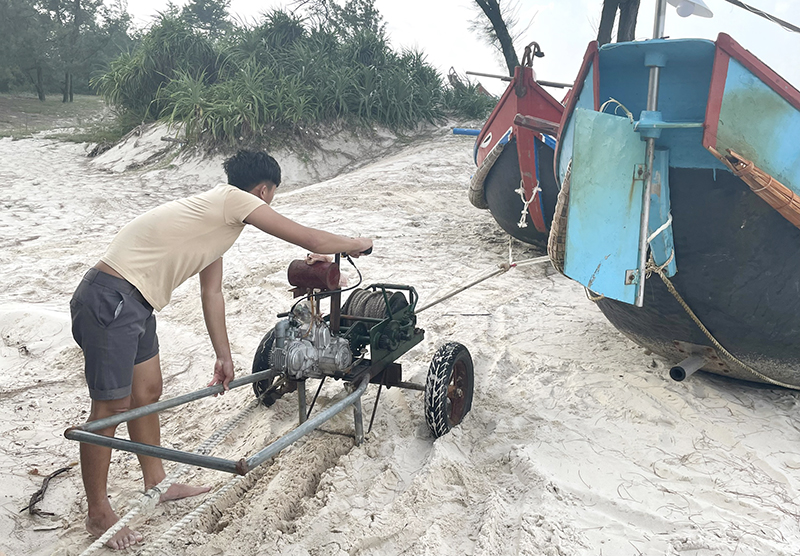 Người dân các xã biển huyện Lệ Thuỷ di chuyển tàu thuyền lên bờ tránh bão số 4.