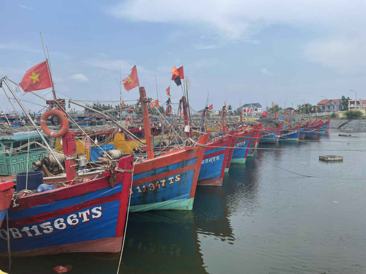 Các tàu cá của ngư dân neo đậu an toàn tại các bến.