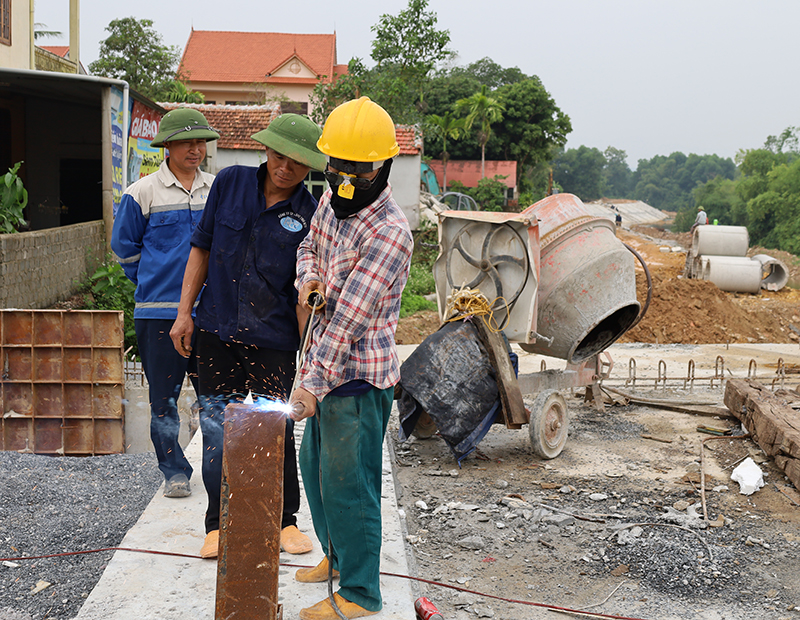 Các đơn vị thi công đang nỗ lực gia cố công trình đang xây dựng trên địa bàn TP. Đồng Hới.