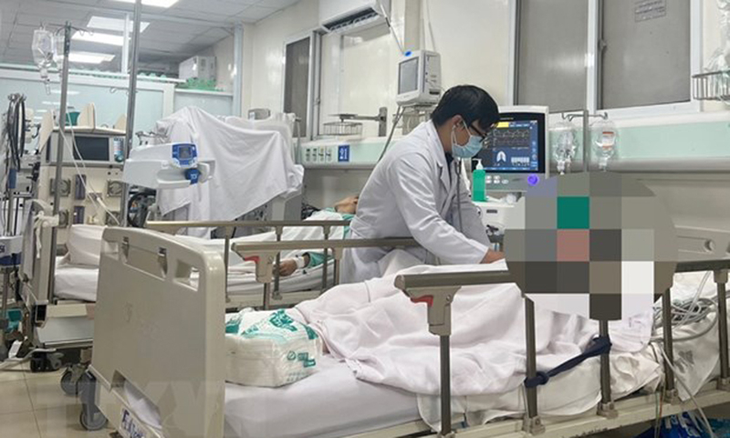 Bác sỹ thăm khám cho một bệnh nhân. (Ảnh: TTXVN phát)