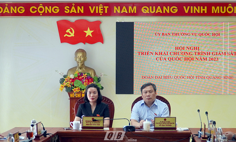 Các đồng chí Bí thư Tỉnh ủy, Trưởng đoàn ĐBQH tỉnh Vũ Đại Thắng và Phó trưởng đoàn chuyên trách Đoàn ĐBQH tỉnh Nguyễn Minh Tâm điều hành hội nghị