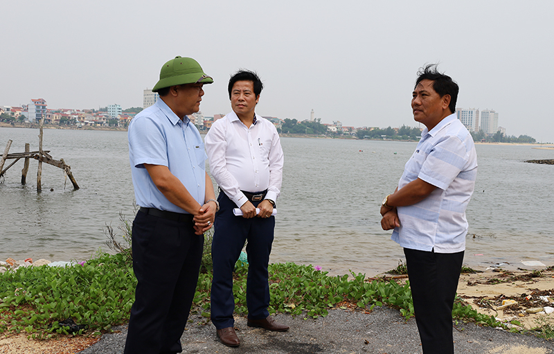 Đồng chí Bí thư Thành ủy Đồng Hới lưu ý xã Bảo Ninh cần đến trực tiếp giúp đỡ bà con khó khăn yếu thế, người già neo đơn trong mưa bão.