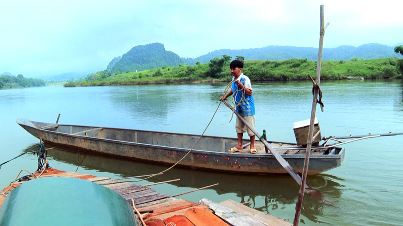 Người dân Tuyên Hóa di dời lồng cá trên sông Gianh đến nơi an toàn.