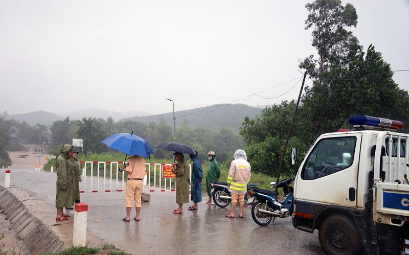 Các lực lượng chức năng cắm biển cảnh báo và bố trí lực lượng túc trực tại ngầm tràn Tân Lý  (xã Minh Hóa) để đảm bảo an toàn cho người dân trong thời điểm xảy ra lũ lụt.