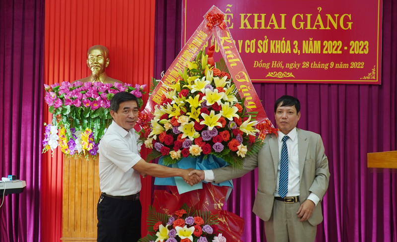 Viện Khoa học bảo tồn và phát triển cây dược liệu toàn cầu tặng hoa chúc mừng lễ khai giảng khóa học lương y cơ sở.