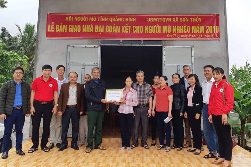 Chị Lê Thị Quang vui mừng khi được hỗ trợ xây nhà  