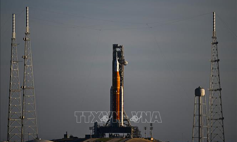 Tên lửa đẩy của hệ thống Artemis 1 tại bệ phóng ở trung tâm vũ trụ Kennedy thuộc Cape Canaveral, bang Florida (Mỹ) ngày 6/9/2022. Ảnh tư liệu: AFP/TTXVN