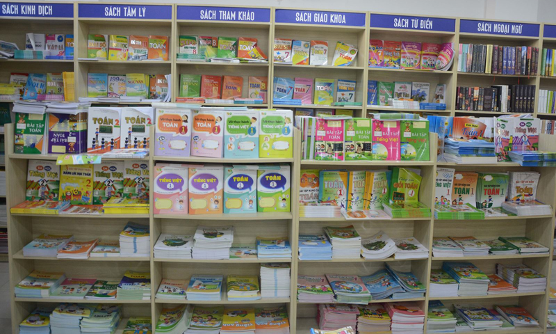 Sách giáo khoa được bày bán tại các cửa hàng. Ảnh: TTXVN
