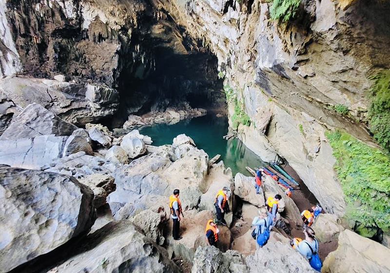 Du khách tham gia tour khám phá hang động tại Vườn quốc gia Hin Nậm Nô.