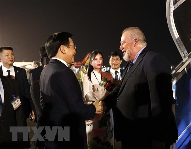  Bộ trưởng, Chủ nhiệm Văn Phòng Chính phủ Trần Văn Sơn đón Thủ tướng Cộng hòa Cuba Manuel Marrero Cruz tại sân bay Nội Bài. (Ảnh: An Đăng/TTXVN)