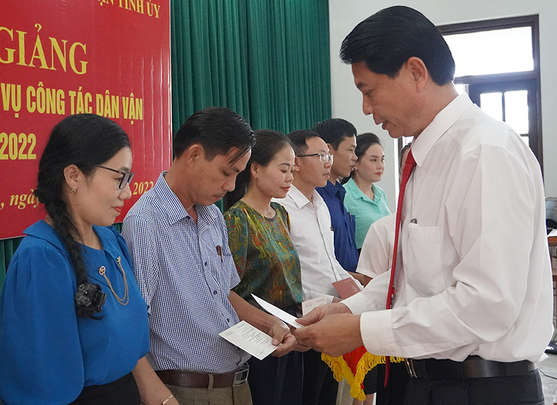 Đại diện lãnh đạo Trường Chính trị tỉnh trao chứng chỉ cho các học viên.