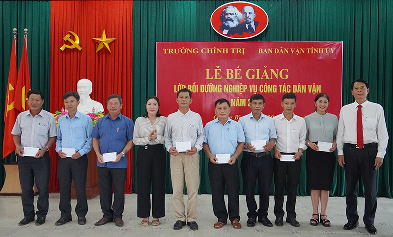  Đại diện lãnh đạo tặng giấy khen cho các học viên có thành tích xuất sắc.