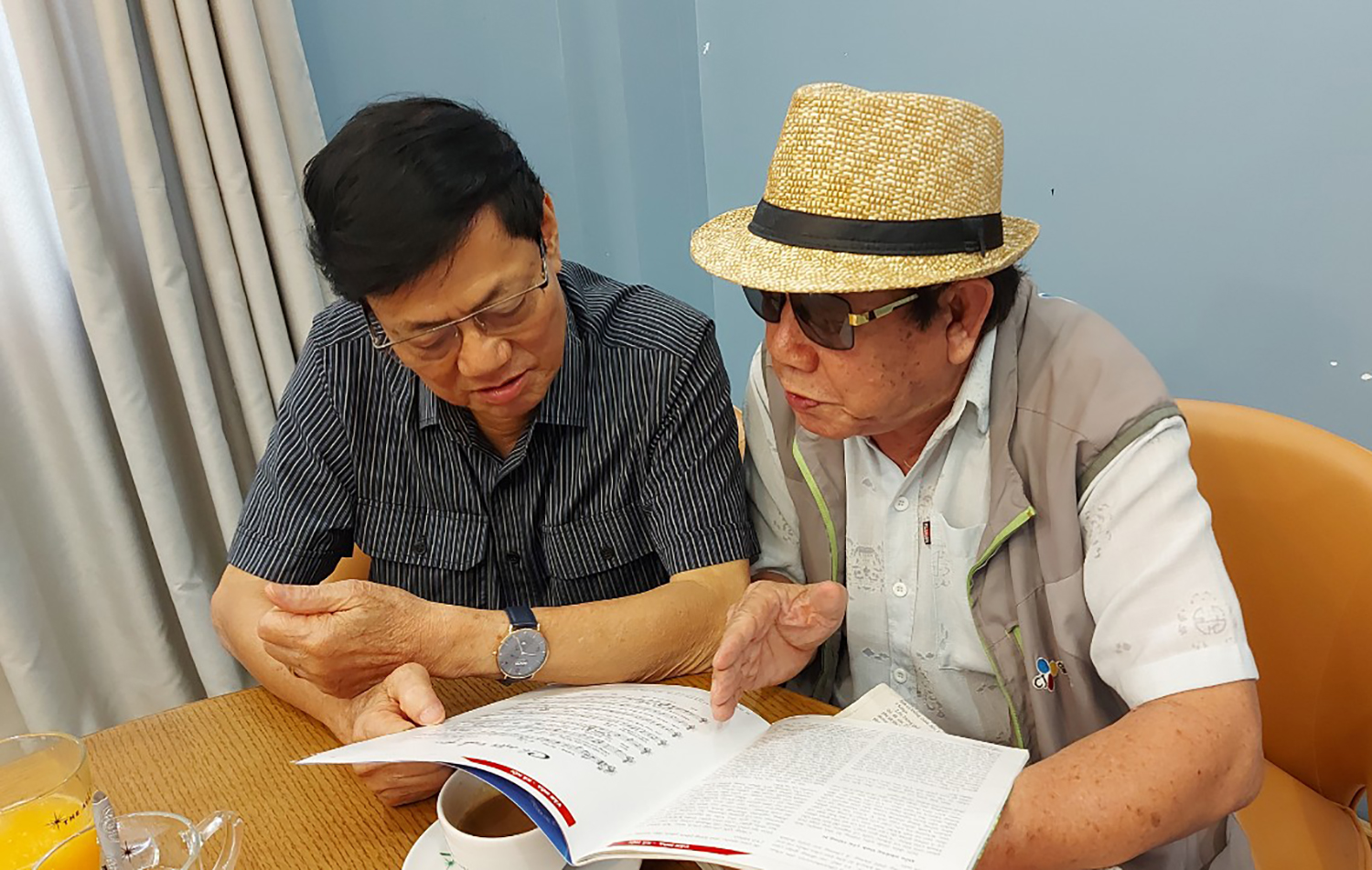 Nhạc sĩ Đinh Gia Hòa (bên phải) và bạn bè thường hát những ca khúc do ông sáng tác trong các cuộc vui, hội ngộ.