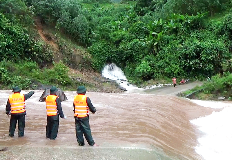 Tổ công tác Biên phòng tiếp tục canh giữ người dân người dân vượt suối và đánh bắt cá