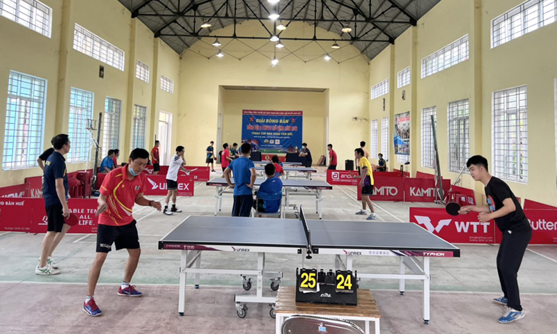 Hội viên CLB Bóng bàn Tâm Đức tỉnh Quảng Bình tập luyện thường xuyên vào buổi chiều tối các ngày trong tuần.