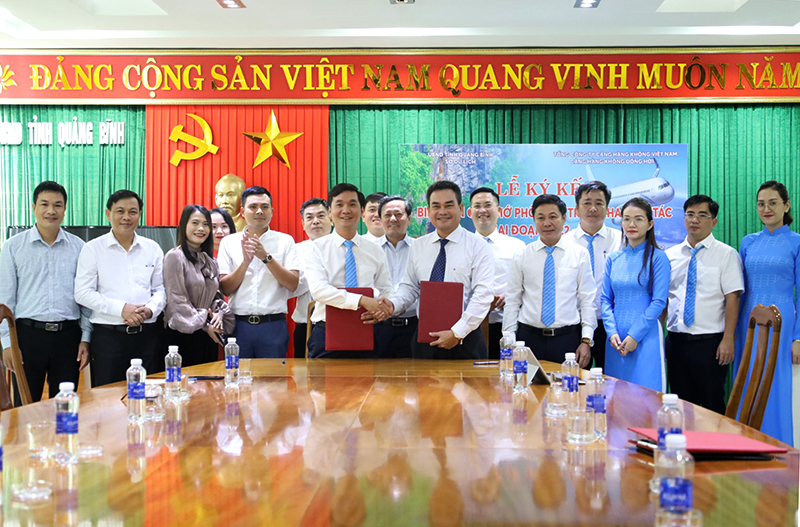 Đại diện lãnh đạo Sở Du lịch và Cảng hàng không Đồng Hới ký kết thỏa thuận hợp tác.