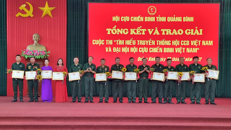  Ban tổ chức trao giải chó các cá nhân đạt giải cuộc thi  